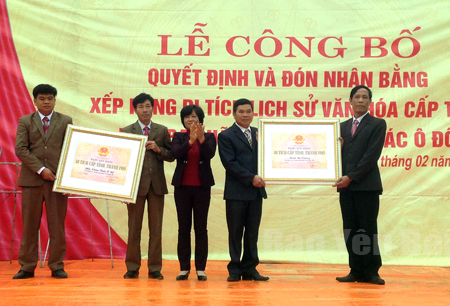 Lãnh đạo huyện Yên Bình trao bằng xếp hạng 2 di tích lịch sử cấp tỉnh cho xã Phúc An.
